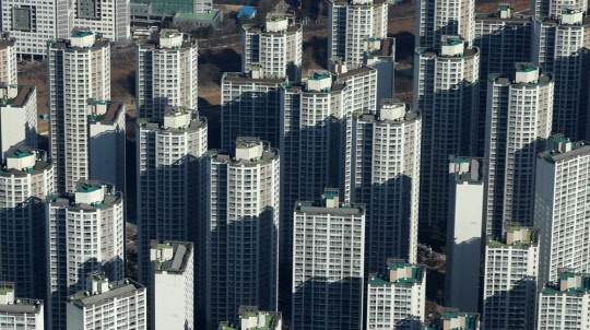 서울 송파구 롯데월드타워 전망대인 '서울스카이'에서 바라본 시내 아파트. <연합뉴스>